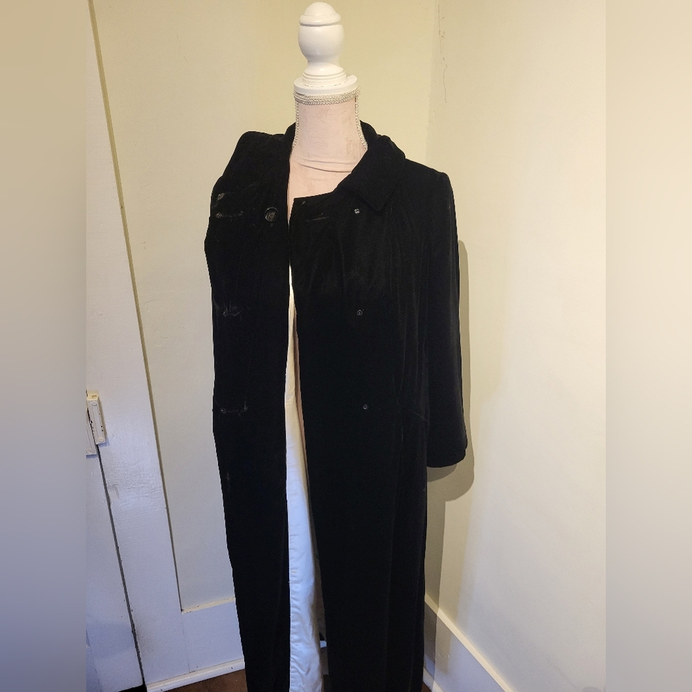 Elegant Black Long Velvet Evening Coat with Decorative Buttons - Picture 2 of 2